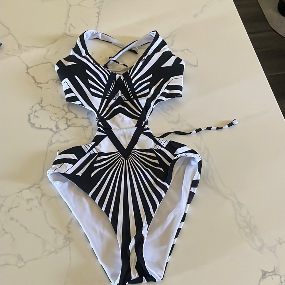 Bar III XS Bikini. Worn once. Pads inserted included.